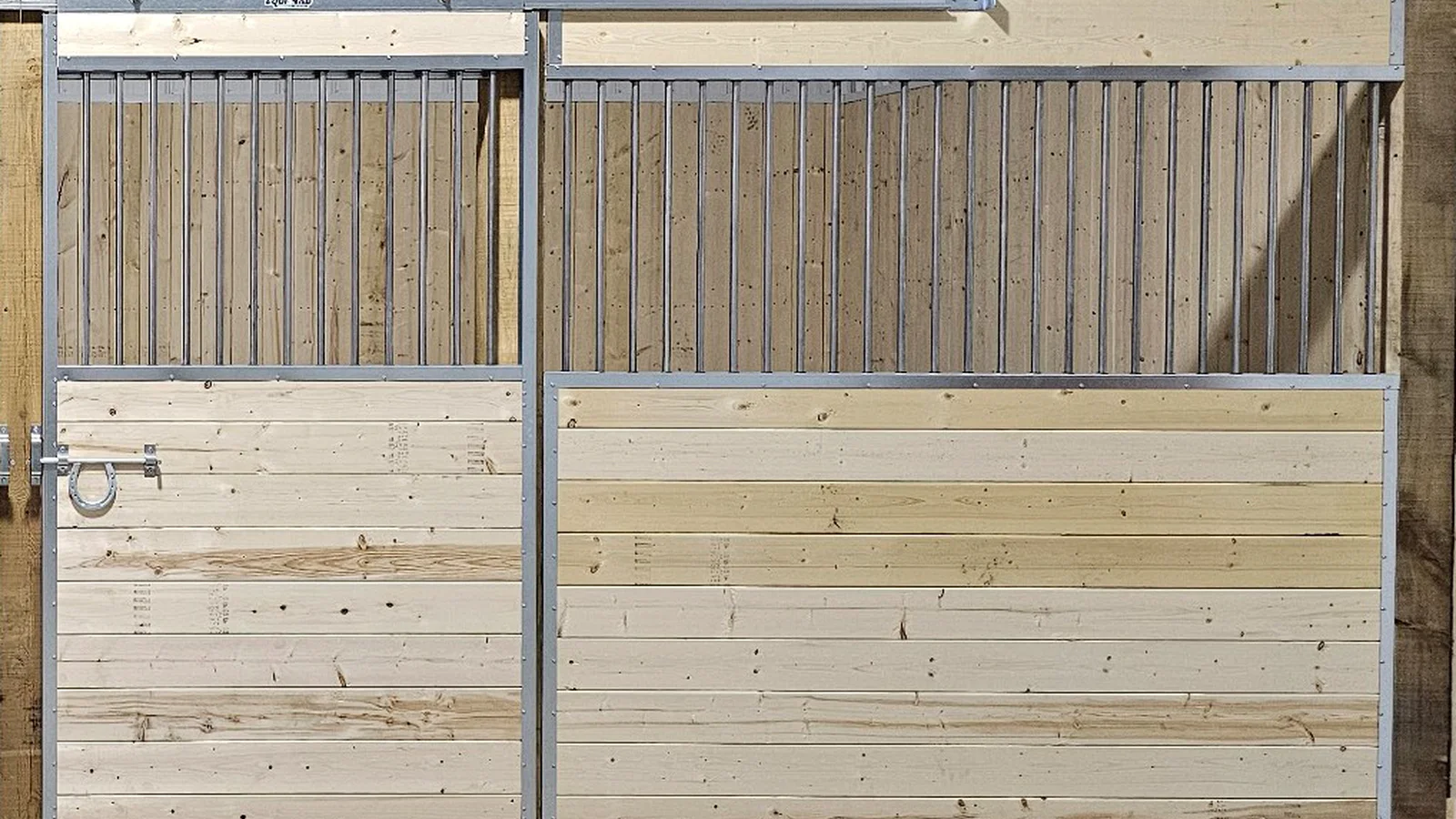 Façade de box pour chevaux Equinad en acier galvanisé et boiserie