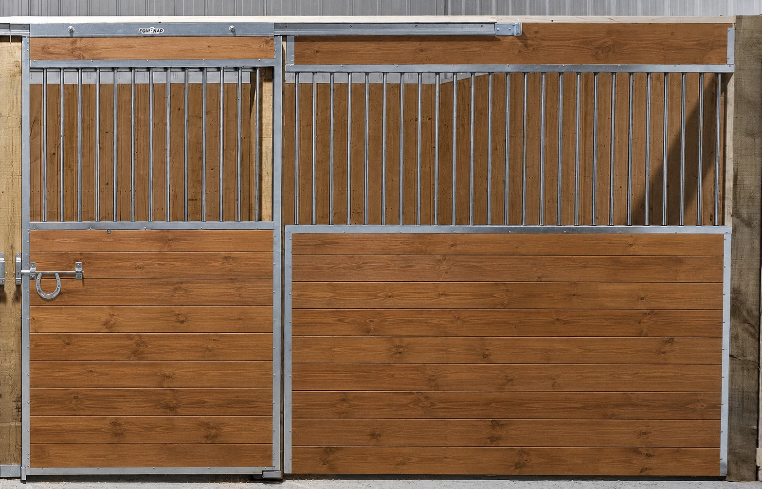 Façade de box pour chevaux en acier galvanisé prête à recevoir la boiserie du client