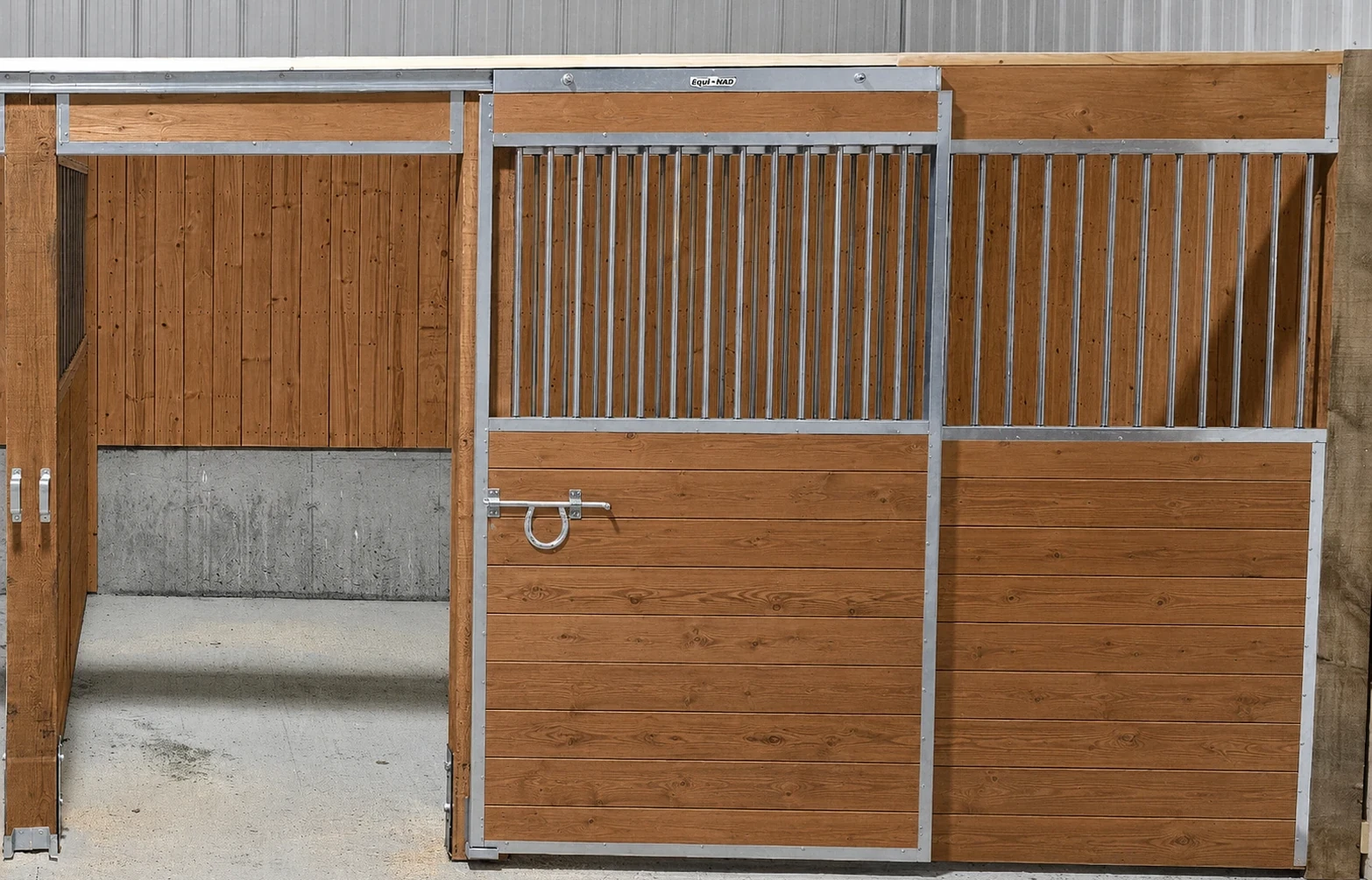 Façade de box Equinad avec porte coulissante ouverte