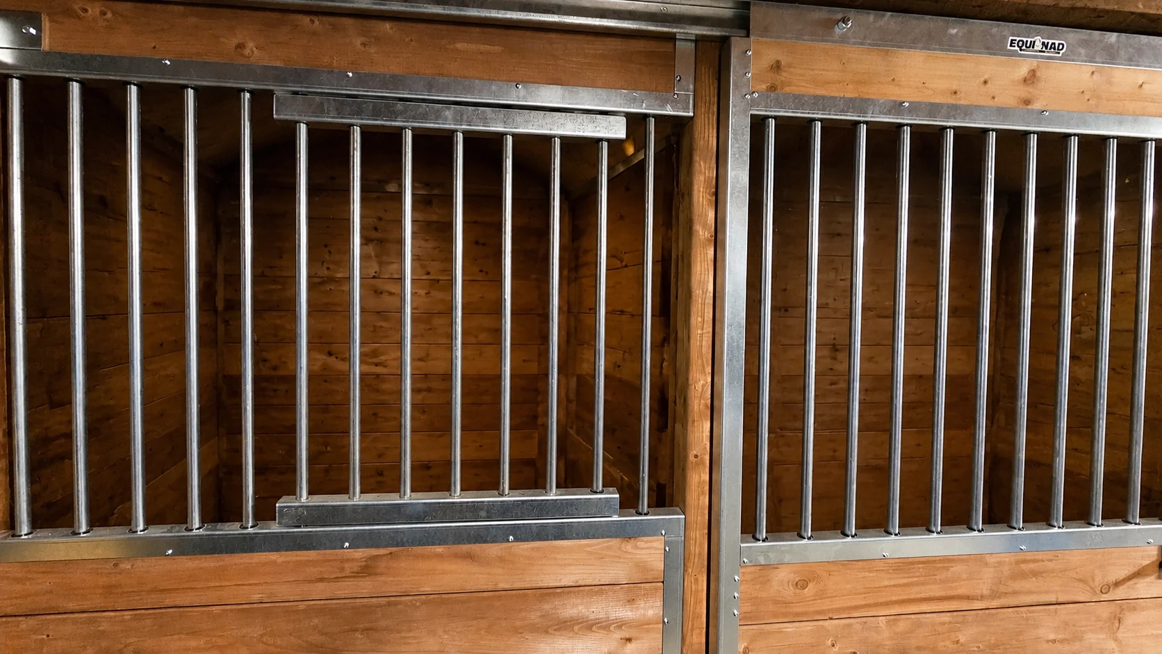 Porte à foin intégrée à une façade de box Equinad